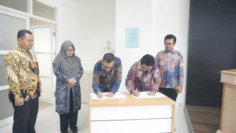 Ketua Bawaslu Kota Yogyakarta dan Dekan FSBK UAD menandatangani perjanjian kerja sama