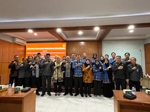 Jajaran Bawaslu kabupaten/kota se-DIY berfoto bersama jajaran Dekanat FISIP UPN Veteran Yogyakarta