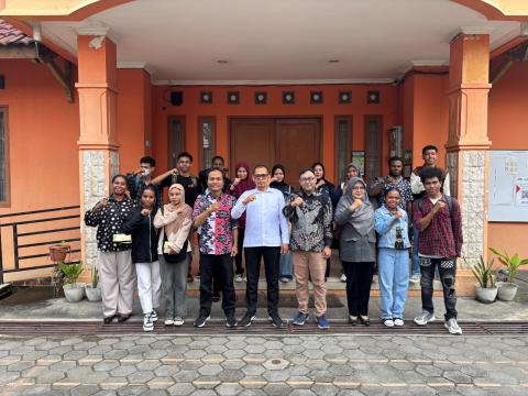 Ketua dan Anggota Bawaslu Kota Yogyakarta berfoto bersama mahasiswa FISIPOL UP45 pasca kegiatan kuliah lapangan