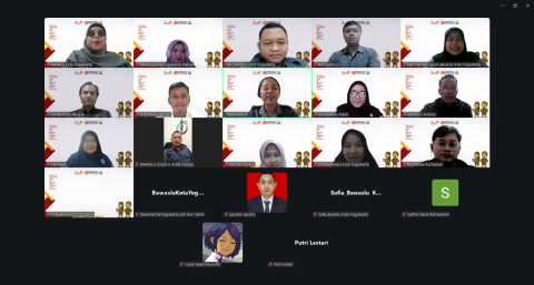 Pimpinan dan jajaran kesekretariatan Bawaslu Kota Yogyakarta berfoto bersama setelah kegiatan kajian hukum terkait Konsolidasi Demokrasi dilaksanakan