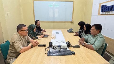 Pimpinan Bawaslu Kota Yogyakarta dan Harian Jogja berdiskusi terkait hal-hal yang dapat dikerjasamakan antara kedua pihak
