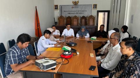 Perwakilan peserta program Ngaji Demokrasi berdiskusi dengan Bawaslu Kota Yogyakarta terkait penguatan literasi demokrasi dan pengawasan partisipatif di masyarakat