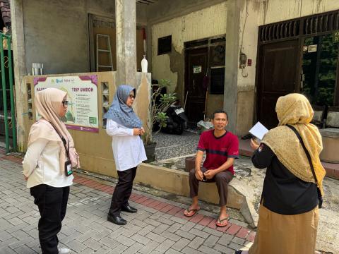 Anggota Bawaslu Kota Yogyakarta Siti Nurhayati melakukan pengawasan terhadap proses coktas yang dilakukan oleh jajaran KPU Kota Yogyakarta