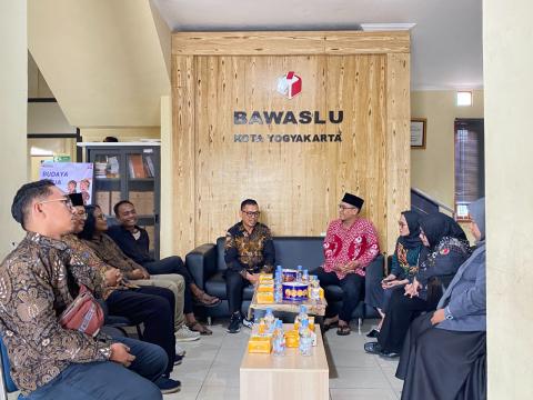Diskusi antara Bawaslu Kota Yogyakarta dan KPU Kota Yogyakarta mengerucut ke beberapa topik antara lain kerja sama dengan Balai Dikmen dan perwakilan MPK se-Kota Yogyakarta serta rapat pleno PDPB triwulan I tahun 2026