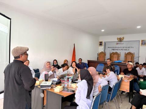 Tidak hanya pembelajaran secara teori, pimpinan dan jajaran sekretariat Bawaslu Kota Yogyakarta diajak mempraktikkan penulisan aksara jawa sebagai bentuk nyat pelestarian budaya lokal