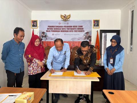 Perjanjian kerja sama ditandatangani oleh Ketua Bawaslu Kota Yogyakarta dan Kepala Balai Dikmen Kota Yogyakarta