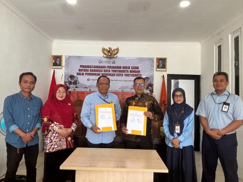 Pimpinan Bawaslu Kota Yogyakarta beserta Balai Dikmen berfoto bersama pasca penandatanganan perjanjian kerja sama (5/5/2026)