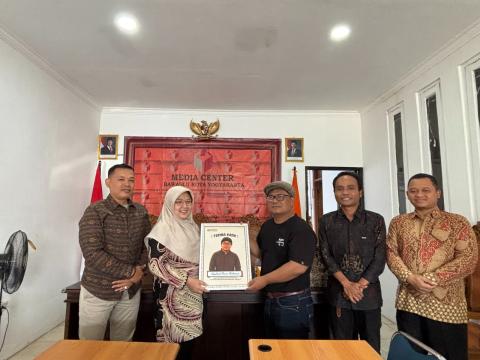 Pimpinan Bawaslu Kota Yogyakarta menyerahkan kenang-kenangan kepada narasumber kegiatan Knowledge Sharing