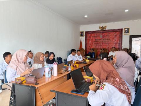 Peserta kegiatan secara aktif membahas berbagai isu pada sesi tanya jawab
