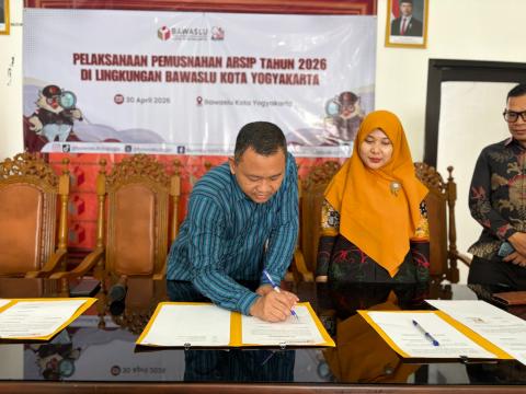 Kepala Sekretariat Bawaslu Kota Yogyakarta, Fajar Marchito Saleh, menandatangani surat perjanjian pemusnahan arsip