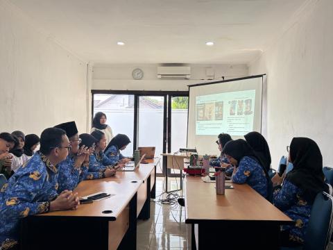 Mahasiswa Magang dari STMM "MMTC" Yogyakarta memaparkan teknik dasar videografi dan strategi membuat konten video yang efektif