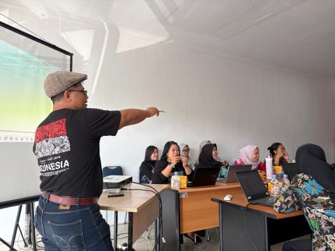 Narasumber menerangkan berbagai tanda baca dalam aksara jawa kepada peserta Knowledge Sharing Budaya Literasi Lokal sebagai Spirit Pengawasan Demokrasi sesi 4 