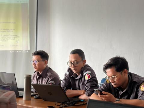 Staf Bawaslu Kota Yogyakarta, Rifqi, memaparkan hal-hal yang perlu diperhatikan dalam pelaporan konsolidasi demokrasi