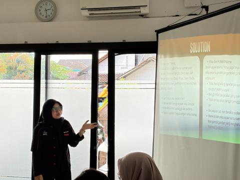 Mahasiswa Magang dari STMM "MMTC" Yogyakarta memaparkan teknik-teknik komposisi fotografi