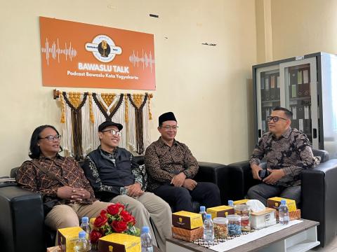 Bawaslu Kota Yogyakarta mengundang KPU Kota Yogyakarta untuk berkoordinasi terkait program kerja sama edukasi demokrasi pemilih pemula (28/4/2026)