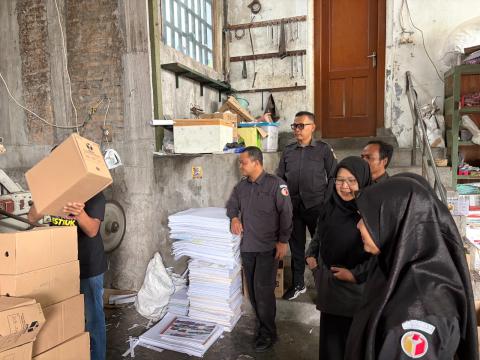 Pimpinan dan jajaran Sekretariat Bawaslu Kota Yogyakarta mengawasl proses pemusnahan arsip inaktif di UD Sregep, Sleman (4/5/2026)