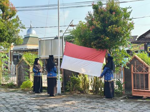 Pengibaran bendera saat Upacara Peringatan Harkitnas ke-118 di halaman kantor Bawaslu Kota Yogyakarta