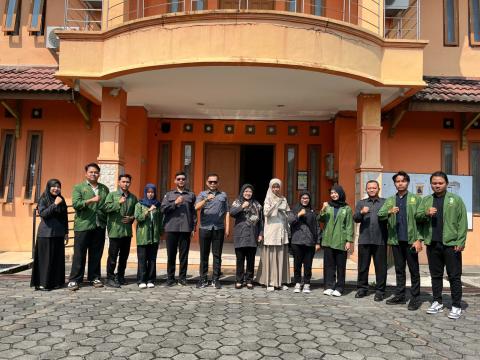 Pimpinan dan jajaran sekretariat Bawaslu Kota Yogyakarta berfoto bersama 6 (enam) mahasiswa magang dari FH UCY
