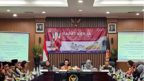 Kegiatan dihadiri oleh Gusti Kanjeng Ratu Hemas, jajaran Bawaslu dan KPU DI kabupaten/kota, Kepala Biro Hukum Setda DIY, dan Kaukus Perempuan Politik