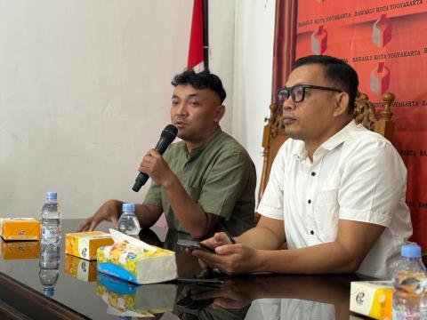 Budi Cahyana dari Harian Jogja berbagi pengetahuan terkait penulisan jurnalistik kepada seluruh jajaran pimpinan dan sekretariat Bawaslu Kota Yogyakarta (10/6/2026)