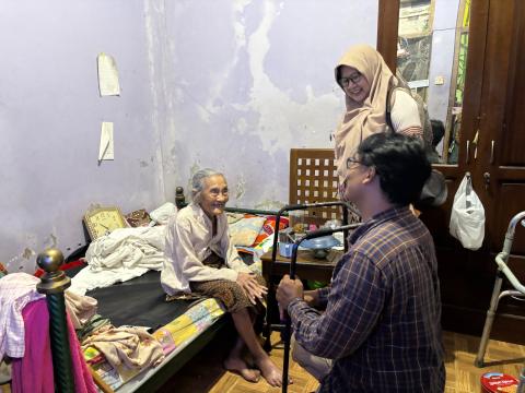 Anggota Bawaslu Kota Yogyakarta, Siti Nurhayati, berinteraksi dengan pemilih berusia di atas 95 tahun yang menjadi sampel coktas di Kemantren Umbulharjo (11/6/2026)