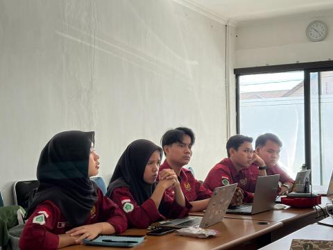 Mahasiswa magang dari UCY menyimak pemaparan materi Polikrasi terkait ketugasan divisi HP2H dengan seksama