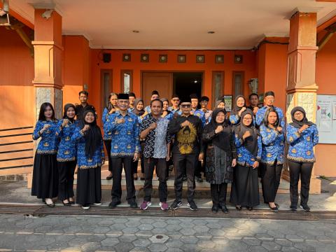 Jajaran pimpinan dan sekretariat Bawaslu Kota Yogyakarta berfoto bersama setelah Upacara Peringatan Hari Lahir Pancasila 2026