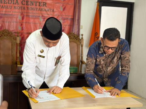 Ketua Bawaslu Kota Yogyakarta, Andie Kartala, dan Kepala Kantor Kementerian Agama Kota Yogyakarta, Ahmad Shidqi, menandatangani perjanjian kerja sama