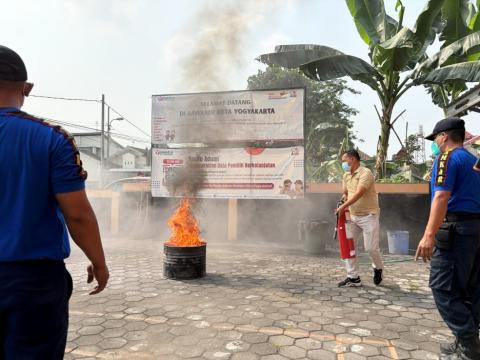 Ketua Bawaslu Kota Yogyakarta mempraktekkan penggunaan APAR untuk memadamkan api di bawah pendampingan tim BPBD DIY