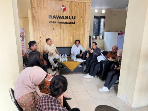 Anggota Bawaslu DIY, Bayu Mardinta Kurniawan, menilai simulasi menjadi sarana menyamakan standar pelayanan penerimaan laporan di lingkungan Bawaslu