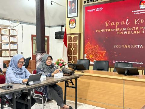 Bawaslu Kota Yogyakarta menghadiri Rapat Koordinasi PDPB yang digelar di Kantor KPU Kota Yogyakarta, Jumat (26/6/2026)