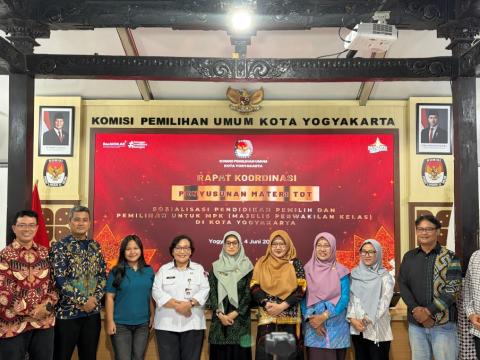 Penyusunan materi ToT melibatkan penyelenggara pemilu, pemerintah daerah, dan satuan pendidikan di Kota Yogyakarta