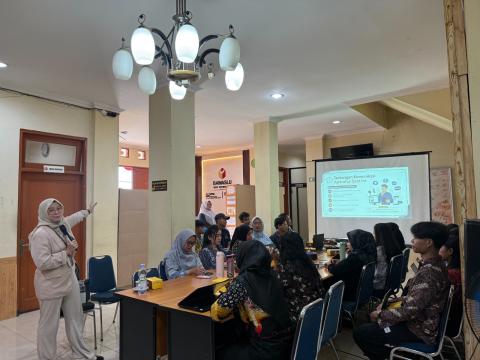 Eka menekankan pentingnya prinsip komunikasi yang jelas (clear), ringkas (concise), dan percaya diri (confident) kepada peserta 