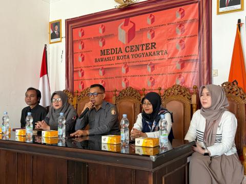 Ketua Bawaslu Kota Yogyakarta, Andie Kartala, menyambut baik kehadiran mahasiswa magang dan mengapresiasi kepercayaan Universitas Sarjanawiyata Tamansiswa kepada Bawaslu Kota Yogyakarta