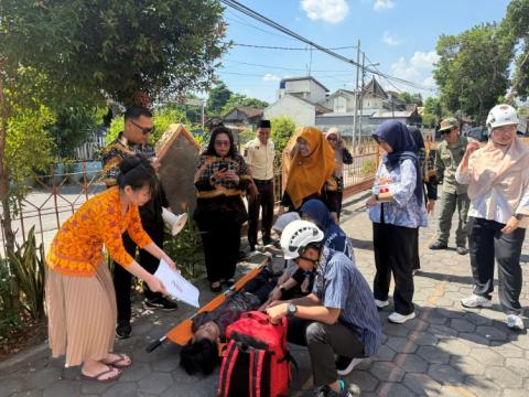 Seluruh jajaran Bawaslu Kota Yogyakarta terlibat dalam simulasi evakuasi saat bencana gempa bumi