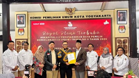 Bawaslu Kota Yogyakarta menerima salinan BA Pleno Rekapitulasi PDPB Triwulan II Tahun 2026 dari KPU Kota Yogyakarta