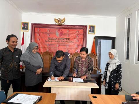Ketua Bawaslu Kota Yogyakarta dan Direktur Yayasan LKiS menandatangani Nota Kesepahaman