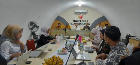 Pelatihan menghadirkan materi mengenai standar pelayanan prima, komunikasi efektif, dan simulasi pelayanan kepada masyarakat