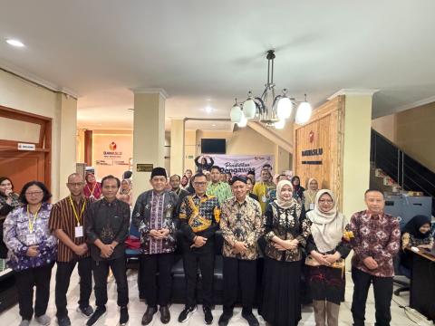 Pimpinan Bawaslu Kota Yogyakarta, Bawaslu DIY, dan Kantor Kemenag Kota Yogyakarta berfoto bersama peserta P2P Tahun 2026 dalam kegiatan P2P yang diselenggarakan di Kantor Bawaslu Kota Yogyakarta (23/7/2026)