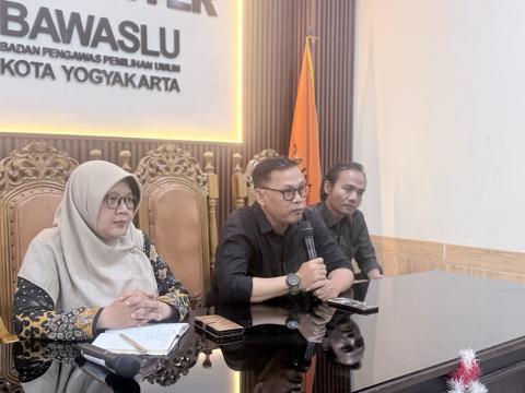Ketua Bawaslu Kota Yogyakarta, Andie Kartala, membuka kegiatan Rapat Tindak Lanjur Forum Jejaring Alumni P2P, Kamis (20/8/2026)