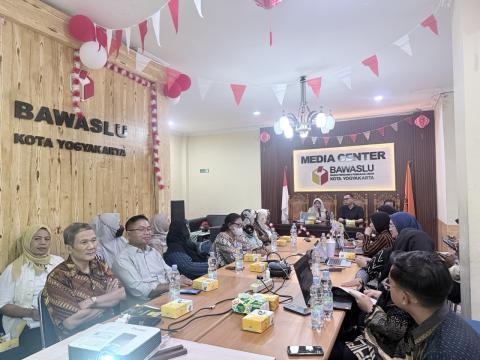 Alumni P2P dapat menjadi modal sosial untuk membangun jejaring masyarakat yang memiliki kepedulian terhadap demokrasi