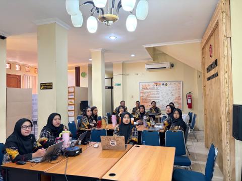Jajaran sekretariat Bawaslu Kota Yogyakarta mengikuti kegiatan sosialisasi secara daring di Kantor Bawaslu Kota Yogyakarta