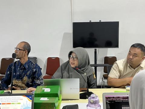 Anggota Bawaslu Kota Yogyakarta, Siti Nurhayati, menyampaikan evaluasi pelaksanaan sekaligus rencana tindak lanjut P2P Kota Yogyakarta dalam rapat di Bawaslu DIY, Senin (24/8/2026)