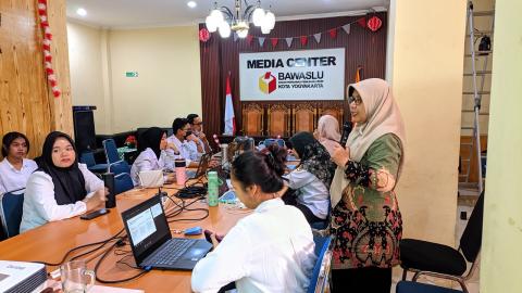 Anggota Bawaslu Kota Yogyakarta, Siti Nurhayati, membekali mahasiswa dengan pemahaman mengenai pengawasan Pemilu dan partisipasi masyarakat pada POLIKRASI yang digelar pada Rabu (19/8/2026)