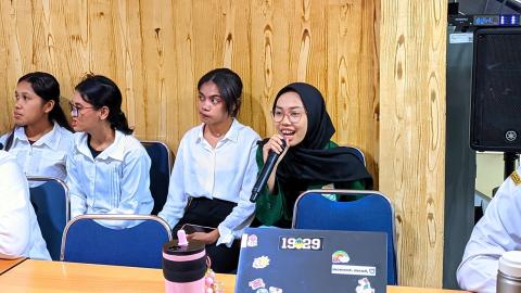 Diskusi berlangsung dengan interaktif dengan berbagai pertanyaan dari mahasiswa