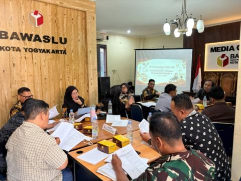 Bawaslu Kota Yogyakarta menghimpun masukan dari berbagai pemangku kepentingan melalui Forum Konsultasi Publik (FKP) dan Evaluasi Standar Pelayanan Tahun 2026 di Kantor Bawaslu Kota Yogyakarta, Kamis (6/8/2026)