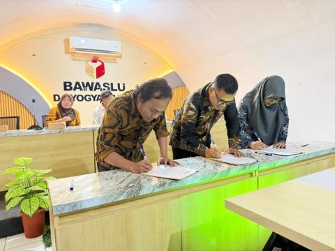 Ketua dan Anggota Bawaslu Kota Yogyakarta menandatangani Dokumen Indikator Kinerja Utama (IKU) Pengawas Pemilu Tahun 2026 pada Rabu (12/8/2026) di Bawaslu DIY