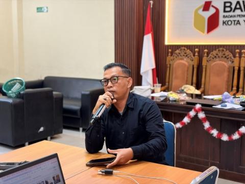 Ketua Bawaslu Kota Yogyakarta, Andie Kartala, memberikan pembekalan terkait Kelembagaan dan Dinamika Bawaslu kepada 10 mahasiswa magang (13/8/2026)