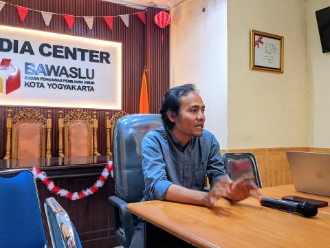Anggota Bawaslu Kota Yogyakarta, Jantan Putra Bangsa, membekali mahasiswa magang dengan pemahaman mengenai penanganan pelanggaran dan penyelesaian sengketa proses Pemilu, Senin (24/8/2026)