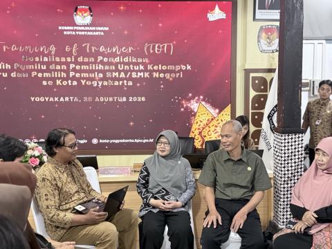 Bawaslu Kota Yogyakarta berpartisipasi dalam kegiatan Training of Trainer (ToT) Sosialisasi dan Pendidikan Pemilih Pemilu dan Pemilihan bagi Kelompok Guru dan Pemilih Pemula SMA/SMK Negeri se-Kota Yogyakarta di KPU Kota Yogyakarta, Jumat (28/8/2026)